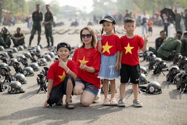 Những khoảnh khắc đẹp nhất trong buổi hợp luyện diễu binh sáng 9/7: Một cô gái được các chiến sĩ mừng sinh nhật theo cách đặc biệt!- Ảnh 38.