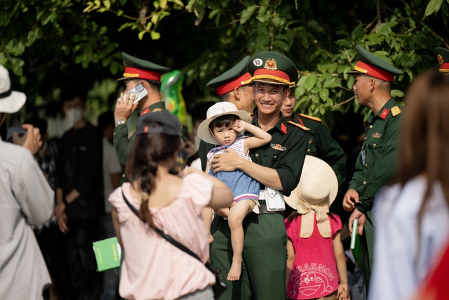 Những khoảnh khắc đẹp nhất trong buổi hợp luyện diễu binh sáng 9/7: Một cô gái được các chiến sĩ mừng sinh nhật theo cách đặc biệt!- Ảnh 36.