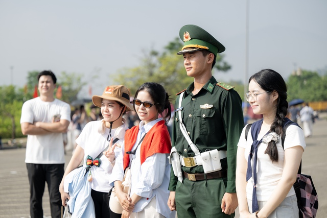 Những khoảnh khắc đẹp nhất trong buổi hợp luyện diễu binh sáng 9/7: Một cô gái được các chiến sĩ mừng sinh nhật theo cách đặc biệt!- Ảnh 34.