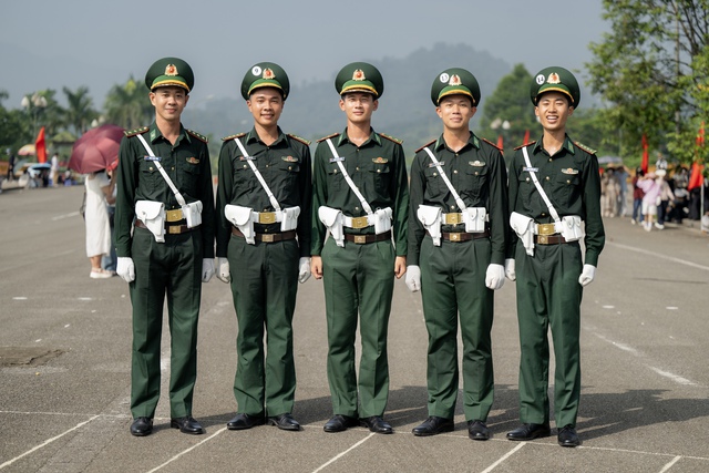 Những khoảnh khắc đẹp nhất trong buổi hợp luyện diễu binh sáng 9/7: Một cô gái được các chiến sĩ mừng sinh nhật theo cách đặc biệt!- Ảnh 30.