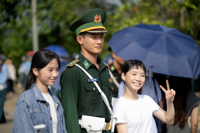 Những khoảnh khắc đẹp nhất trong buổi hợp luyện diễu binh sáng 9/7: Một cô gái được các chiến sĩ mừng sinh nhật theo cách đặc biệt!- Ảnh 37.