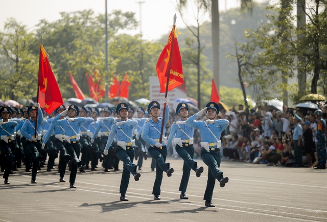 Những khoảnh khắc đẹp nhất trong buổi hợp luyện diễu binh sáng 9/7: Một cô gái được các chiến sĩ mừng sinh nhật theo cách đặc biệt!- Ảnh 10.
