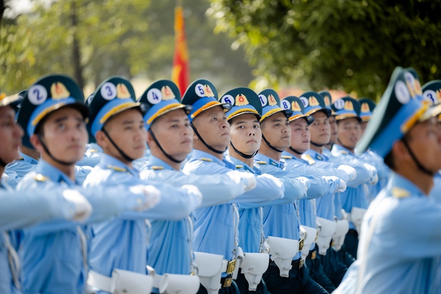 Những khoảnh khắc đẹp nhất trong buổi hợp luyện diễu binh sáng 9/7: Một cô gái được các chiến sĩ mừng sinh nhật theo cách đặc biệt!- Ảnh 11.