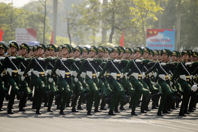 Những khoảnh khắc đẹp nhất trong buổi hợp luyện diễu binh sáng 9/7: Một cô gái được các chiến sĩ mừng sinh nhật theo cách đặc biệt!- Ảnh 25.