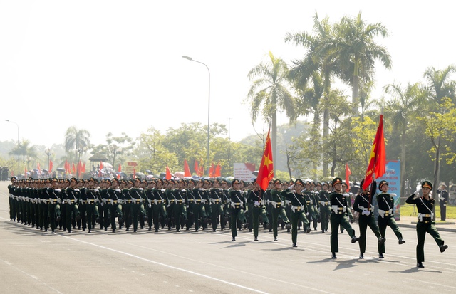 Những khoảnh khắc đẹp nhất trong buổi hợp luyện diễu binh sáng 9/7: Một cô gái được các chiến sĩ mừng sinh nhật theo cách đặc biệt!- Ảnh 21.