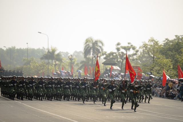 Những khoảnh khắc đẹp nhất trong buổi hợp luyện diễu binh sáng 9/7: Một cô gái được các chiến sĩ mừng sinh nhật theo cách đặc biệt!- Ảnh 24.
