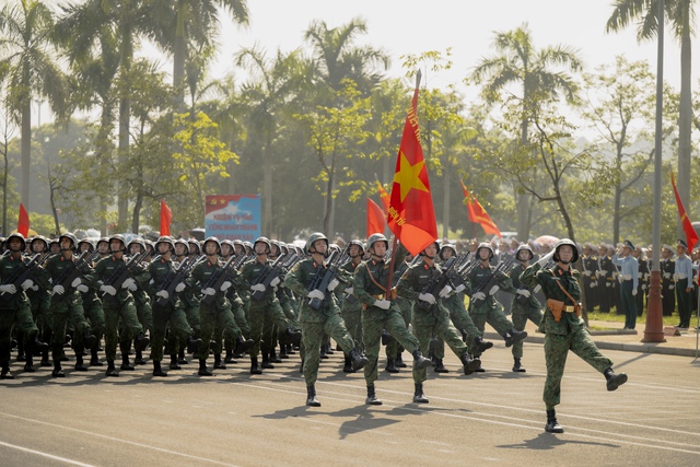 Những khoảnh khắc đẹp nhất trong buổi hợp luyện diễu binh sáng 9/7: Một cô gái được các chiến sĩ mừng sinh nhật theo cách đặc biệt!- Ảnh 16.