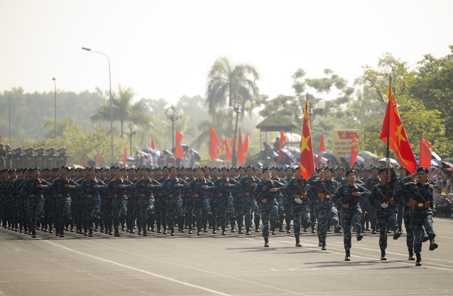 Những khoảnh khắc đẹp nhất trong buổi hợp luyện diễu binh sáng 9/7: Một cô gái được các chiến sĩ mừng sinh nhật theo cách đặc biệt!- Ảnh 22.
