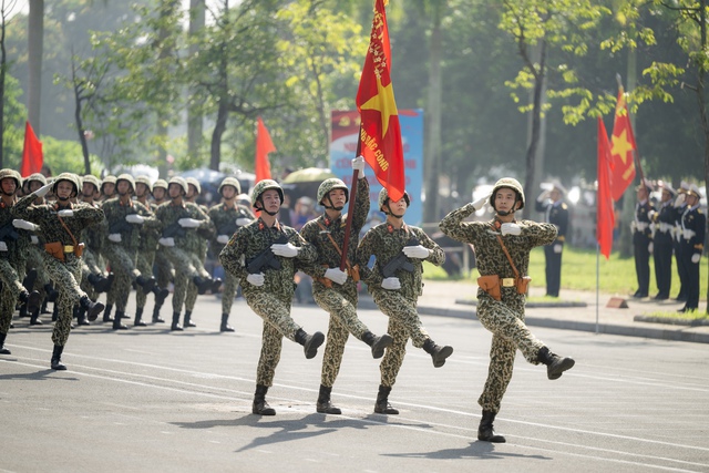 Những khoảnh khắc đẹp nhất trong buổi hợp luyện diễu binh sáng 9/7: Một cô gái được các chiến sĩ mừng sinh nhật theo cách đặc biệt!- Ảnh 7.