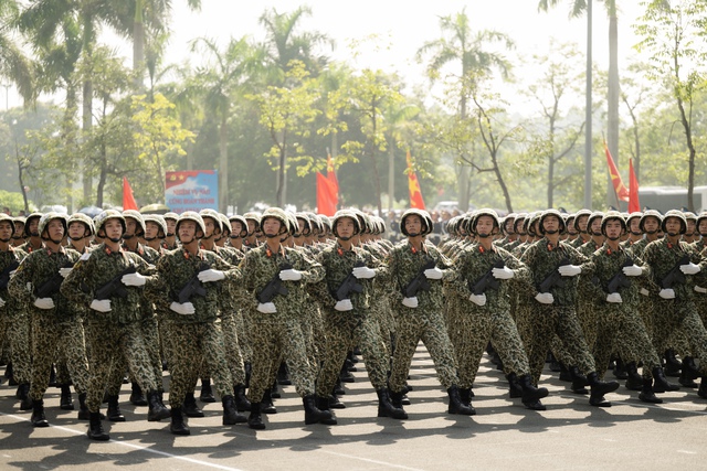 Những khoảnh khắc đẹp nhất trong buổi hợp luyện diễu binh sáng 9/7: Một cô gái được các chiến sĩ mừng sinh nhật theo cách đặc biệt!- Ảnh 8.