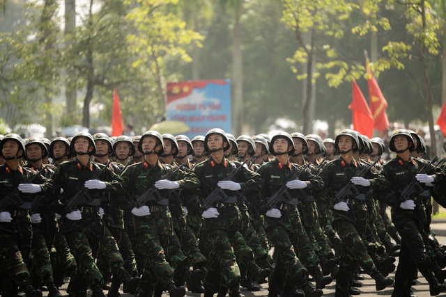 Những khoảnh khắc đẹp nhất trong buổi hợp luyện diễu binh sáng 9/7: Một cô gái được các chiến sĩ mừng sinh nhật theo cách đặc biệt!- Ảnh 14.