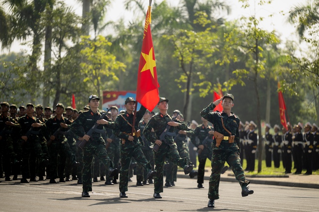 Những khoảnh khắc đẹp nhất trong buổi hợp luyện diễu binh sáng 9/7: Một cô gái được các chiến sĩ mừng sinh nhật theo cách đặc biệt!- Ảnh 12.