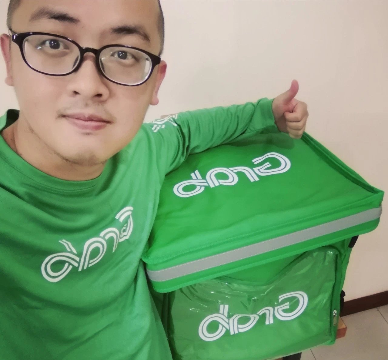 Cất bằng Tiến sĩ, bằng Đại học ở nhà: Cầm bằng lái xe đi làm shipper kiếm 2 triệu/ ngày “tiền tươi thóc thật”- Ảnh 1. Cất bằng Tiến sĩ, bằng Đại học ở nhà: Cầm bằng lái xe đi làm shipper kiếm 2 triệu/ ngày “tiền tươi thóc thật”- Ảnh 1.