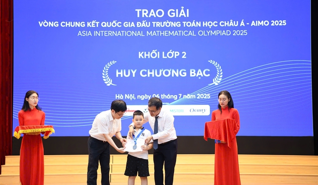 Cậu bé Hà Nội đạt hàng loạt Huy chương, Học bổng dù CHƯA VÀO LỚP 1: Bố tiết lộ lịch học bất ngờ, nói thẳng về tranh cãi trên MXH- Ảnh 5. Cậu bé Hà Nội đạt hàng loạt Huy chương, Học bổng dù CHƯA VÀO LỚP 1: Bố tiết lộ lịch học bất ngờ, nói thẳng về tranh cãi trên MXH- Ảnh 5.