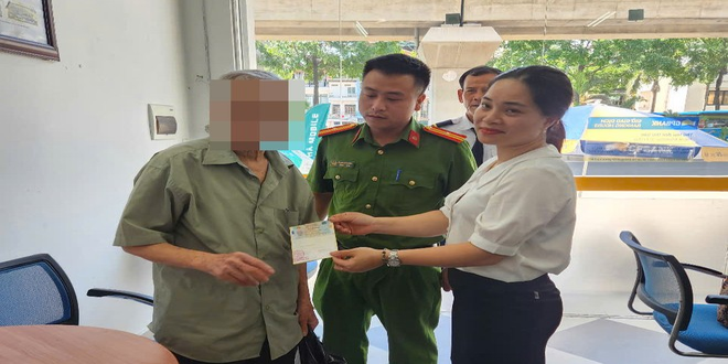 Cụ ông 79 tuổi ở Hà Nội đến ngân hàng tất toán sổ tiết kiệm 250 triệu đồng nhưng nhận lại 0 đồng- Ảnh 1. Cụ ông 79 tuổi ở Hà Nội đến ngân hàng tất toán sổ tiết kiệm 250 triệu đồng nhưng nhận lại 0 đồng- Ảnh 1.