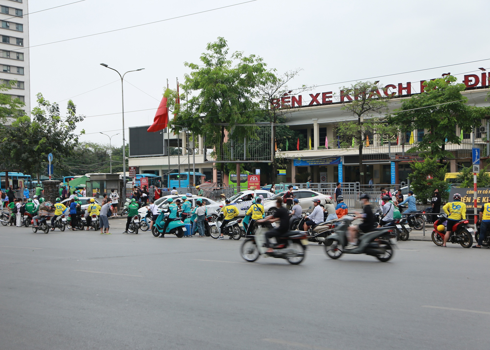 Sau clip "bà bán trà đá đuổi cô gái đợi xe", tình trạng các hàng quán xung quanh bến xe Mỹ Đình ra sao?- Ảnh 2. Sau clip "bà bán trà đá đuổi cô gái đợi xe", tình trạng các hàng quán xung quanh bến xe Mỹ Đình ra sao?- Ảnh 2.