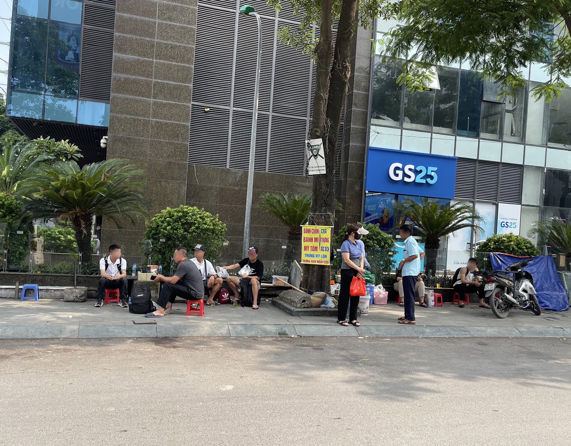 Sau clip "bà bán trà đá đuổi cô gái đợi xe", tình trạng các hàng quán xung quanh bến xe Mỹ Đình ra sao?- Ảnh 5. Sau clip "bà bán trà đá đuổi cô gái đợi xe", tình trạng các hàng quán xung quanh bến xe Mỹ Đình ra sao?- Ảnh 5.