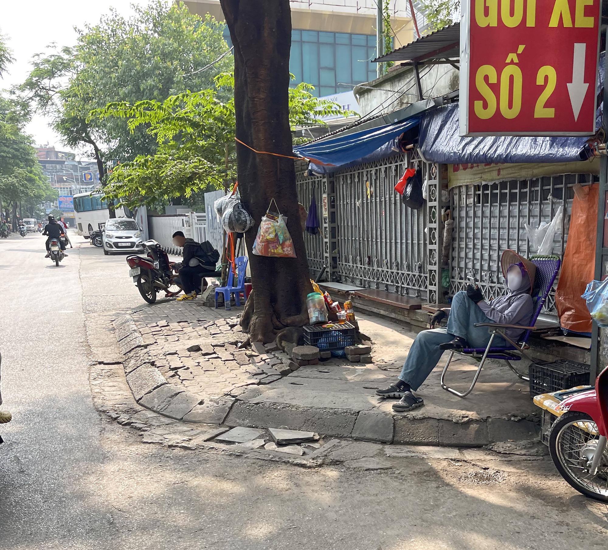 Sau clip "bà bán trà đá đuổi cô gái đợi xe", tình trạng các hàng quán xung quanh bến xe Mỹ Đình ra sao?- Ảnh 8. Sau clip "bà bán trà đá đuổi cô gái đợi xe", tình trạng các hàng quán xung quanh bến xe Mỹ Đình ra sao?- Ảnh 8.