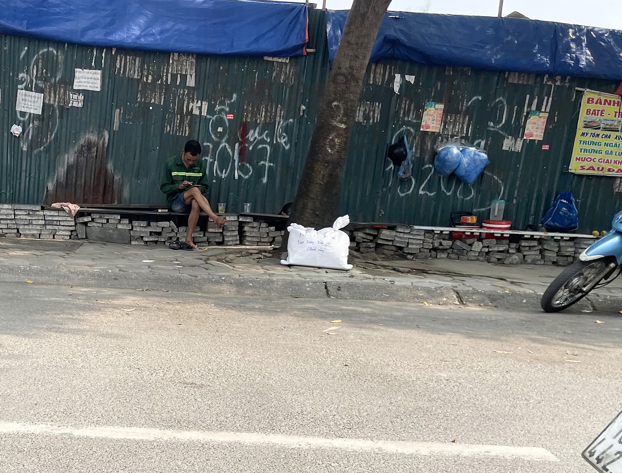 Sau clip "bà bán trà đá đuổi cô gái đợi xe", tình trạng các hàng quán xung quanh bến xe Mỹ Đình ra sao?- Ảnh 7. Sau clip "bà bán trà đá đuổi cô gái đợi xe", tình trạng các hàng quán xung quanh bến xe Mỹ Đình ra sao?- Ảnh 7.