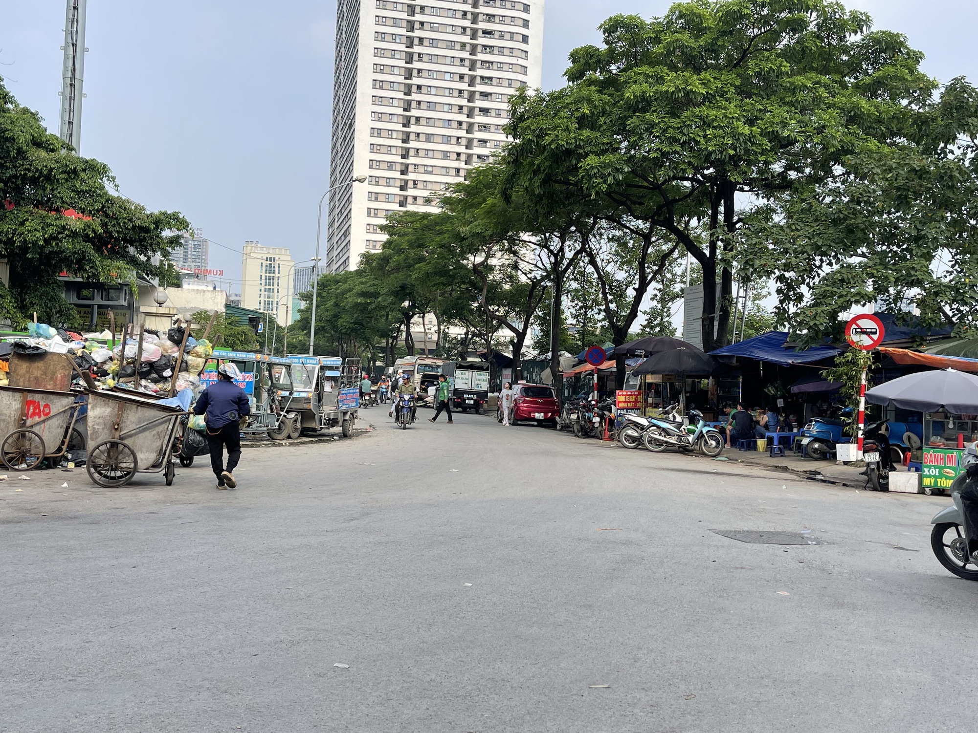 Sau clip "bà bán trà đá đuổi cô gái đợi xe", tình trạng các hàng quán xung quanh bến xe Mỹ Đình ra sao?- Ảnh 3. Sau clip "bà bán trà đá đuổi cô gái đợi xe", tình trạng các hàng quán xung quanh bến xe Mỹ Đình ra sao?- Ảnh 3.