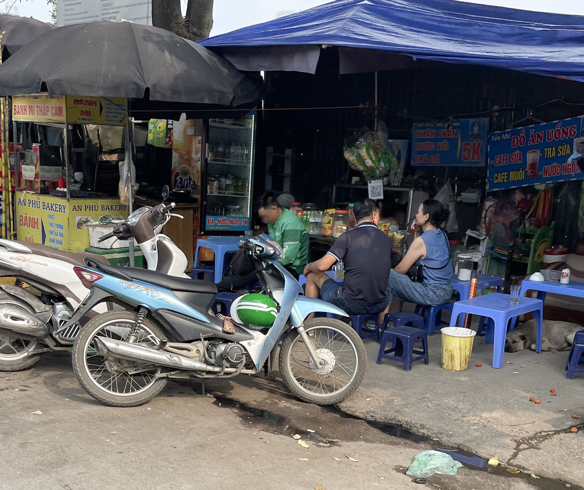 Sau clip "bà bán trà đá đuổi cô gái đợi xe", tình trạng các hàng quán xung quanh bến xe Mỹ Đình ra sao?- Ảnh 4. Sau clip "bà bán trà đá đuổi cô gái đợi xe", tình trạng các hàng quán xung quanh bến xe Mỹ Đình ra sao?- Ảnh 4.