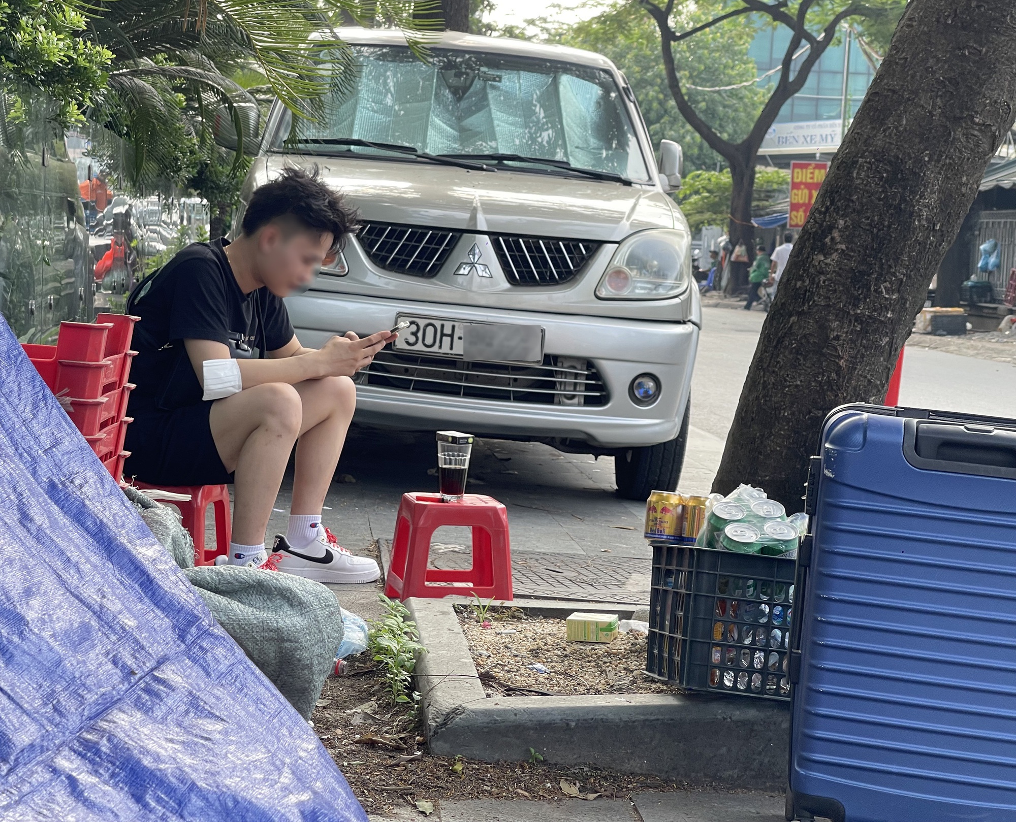 Sau clip "bà bán trà đá đuổi cô gái đợi xe", tình trạng các hàng quán xung quanh bến xe Mỹ Đình ra sao?- Ảnh 10. Sau clip "bà bán trà đá đuổi cô gái đợi xe", tình trạng các hàng quán xung quanh bến xe Mỹ Đình ra sao?- Ảnh 10.