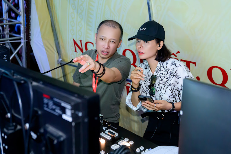 Tổng đạo diễn “concert tỉnh Bắc Ninh” tiết lộ chuyện “làm liều” với bản hit 200 triệu view của Hoà Minzy: “Nghĩ lại tôi vẫn thót tim”- Ảnh 3. Tổng đạo diễn “concert tỉnh Bắc Ninh” tiết lộ chuyện “làm liều” với bản hit 200 triệu view của Hoà Minzy: “Nghĩ lại tôi vẫn thót tim”- Ảnh 3.
