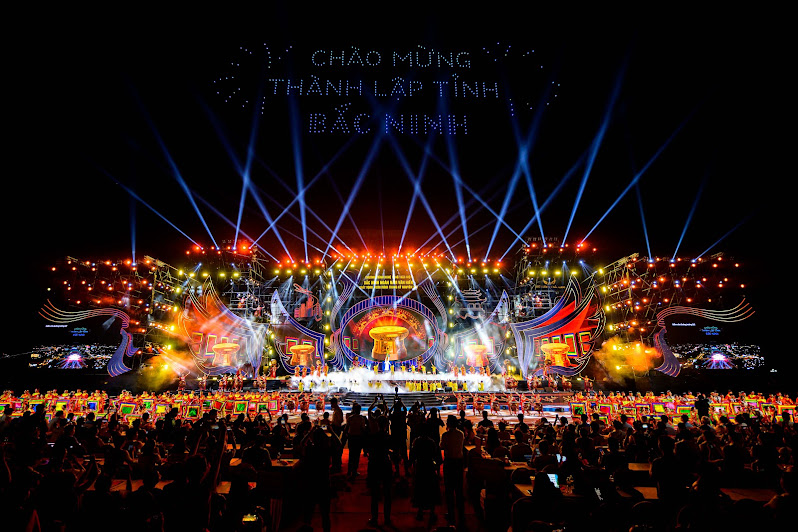 Tổng đạo diễn “concert tỉnh Bắc Ninh” tiết lộ chuyện “làm liều” với bản hit 200 triệu view của Hoà Minzy: “Nghĩ lại tôi vẫn thót tim”- Ảnh 4. Tổng đạo diễn “concert tỉnh Bắc Ninh” tiết lộ chuyện “làm liều” với bản hit 200 triệu view của Hoà Minzy: “Nghĩ lại tôi vẫn thót tim”- Ảnh 4.