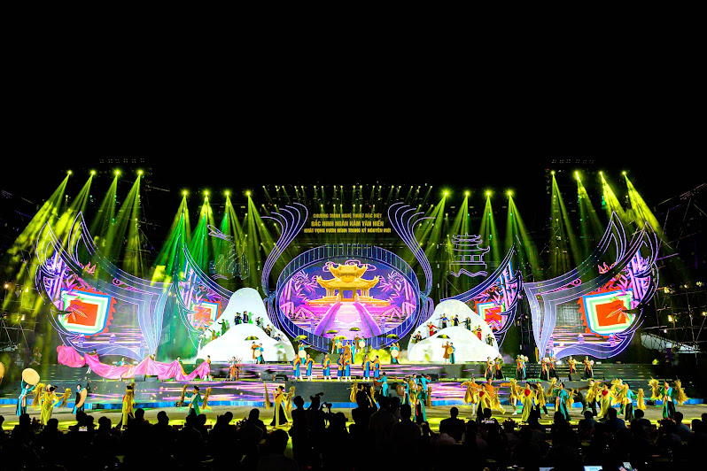 Tổng đạo diễn “concert tỉnh Bắc Ninh” tiết lộ chuyện “làm liều” với bản hit 200 triệu view của Hoà Minzy: “Nghĩ lại tôi vẫn thót tim”- Ảnh 2. Tổng đạo diễn “concert tỉnh Bắc Ninh” tiết lộ chuyện “làm liều” với bản hit 200 triệu view của Hoà Minzy: “Nghĩ lại tôi vẫn thót tim”- Ảnh 2.