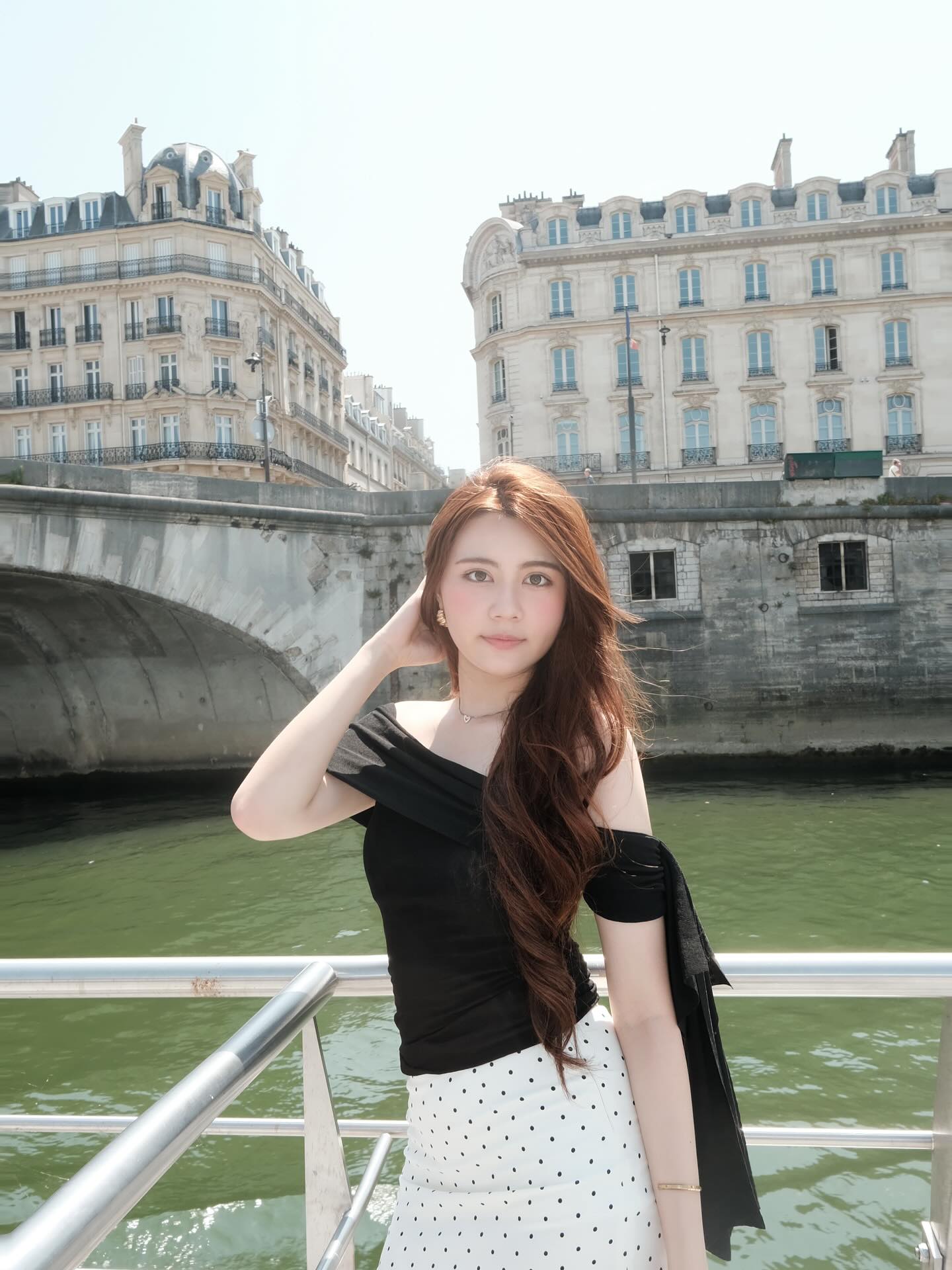 Bóng lưng như tranh vẽ của ái nữ nhà Quyền Linh- Ảnh 5. Bóng lưng như tranh vẽ của ái nữ nhà Quyền Linh- Ảnh 5.