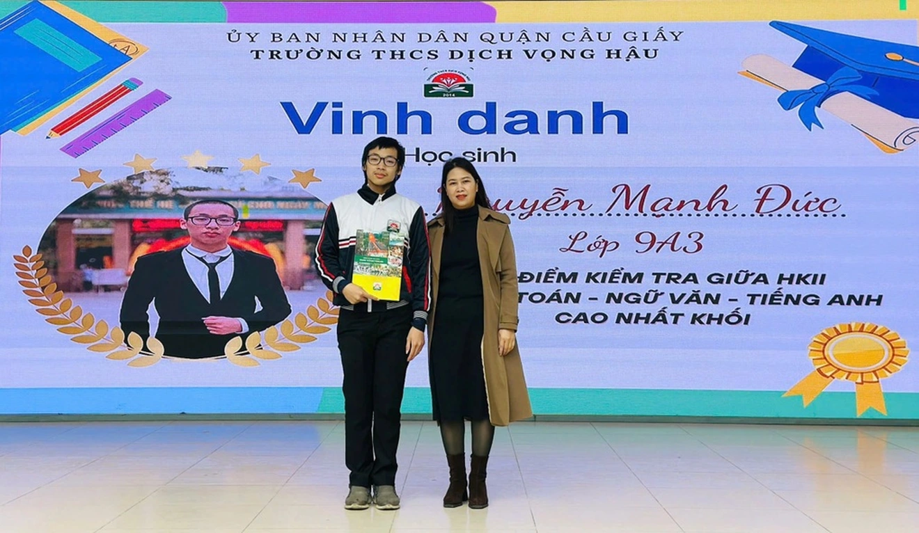 Nam sinh dắt em gái đi thi vào lớp 10 gây sốt MXH: Bất ngờ với thông tin vừa được hé lộ!- Ảnh 1. Nam sinh dắt em gái đi thi vào lớp 10 gây sốt MXH: Bất ngờ với thông tin vừa được hé lộ!- Ảnh 1.