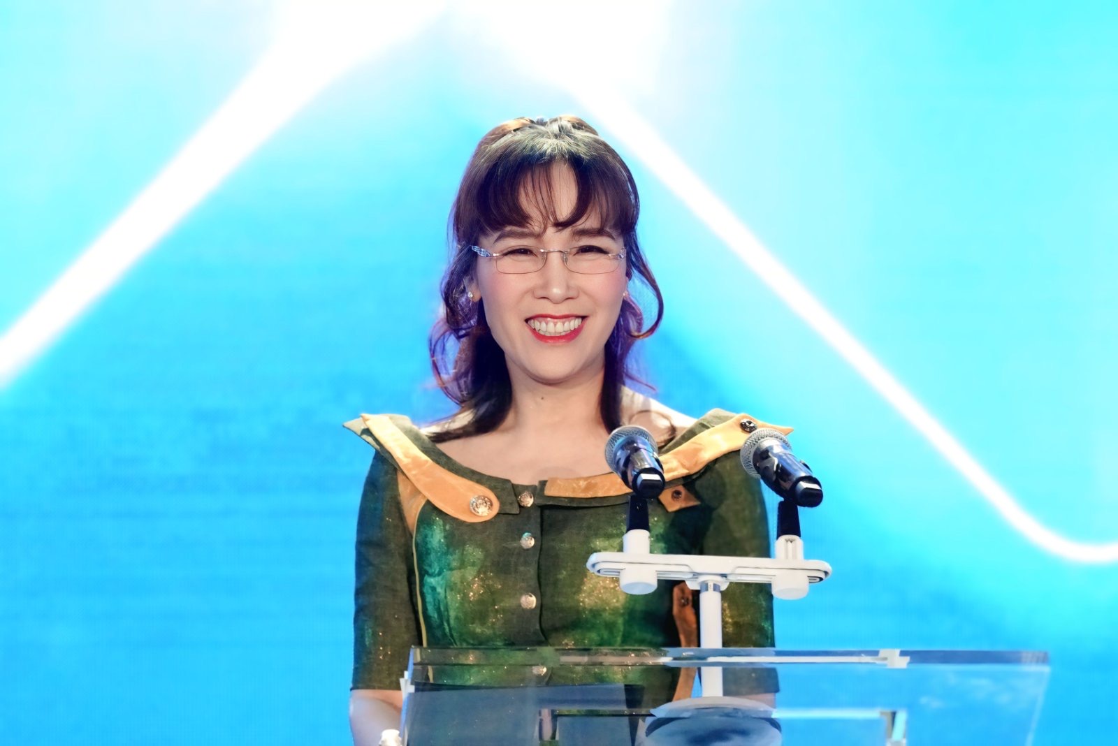 Nữ tỷ phú Nguyễn Thị Phương Thảo và khoảnh khắc đầy cảm xúc với cộng đồng nhà đầu tư- Ảnh 1. Nữ tỷ phú Nguyễn Thị Phương Thảo và khoảnh khắc đầy cảm xúc với cộng đồng nhà đầu tư- Ảnh 1.