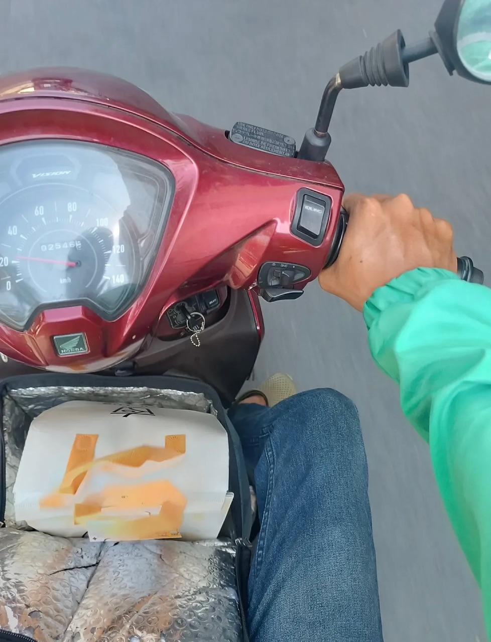 Cất bằng Tiến sĩ, bằng Đại học ở nhà: Cầm bằng lái xe đi làm shipper kiếm 2 triệu/ ngày “tiền tươi thóc thật”- Ảnh 4. Cất bằng Tiến sĩ, bằng Đại học ở nhà: Cầm bằng lái xe đi làm shipper kiếm 2 triệu/ ngày “tiền tươi thóc thật”- Ảnh 4.