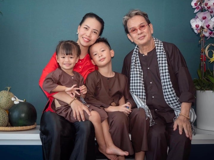 Hôn nhân hơn một thập kỷ bên vợ xinh đẹp kém 44 tuổi của nam nhạc sĩ nổi tiếng- Ảnh 3. Hôn nhân hơn một thập kỷ bên vợ xinh đẹp kém 44 tuổi của nam nhạc sĩ nổi tiếng- Ảnh 3.