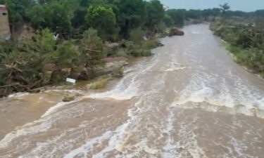 Những cách sống sót không tưởng nhất trong trận lũ quét lịch sử ở Texas: Đang nằm ngủ thì dòng nước cuốn trôi tất cả- Ảnh 4. Những cách sống sót không tưởng nhất trong trận lũ quét lịch sử ở Texas: Đang nằm ngủ thì dòng nước cuốn trôi tất cả- Ảnh 4.