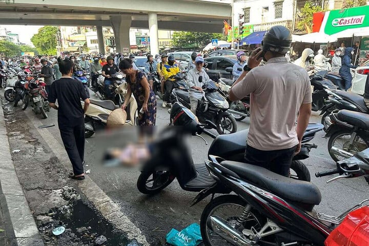 Ô tô tông loạt xe máy ở Hà Nội, 6 người bị thương- Ảnh 2. Ô tô tông loạt xe máy ở Hà Nội, 6 người bị thương- Ảnh 2.