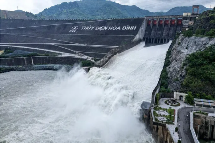 Thủy điện Hòa Bình sắp mở 1 cửa xả lũ, thông báo khẩn cho 6 tỉnh, thành phố- Ảnh 1. Thủy điện Hòa Bình sắp mở 1 cửa xả lũ, thông báo khẩn cho 6 tỉnh, thành phố- Ảnh 1.