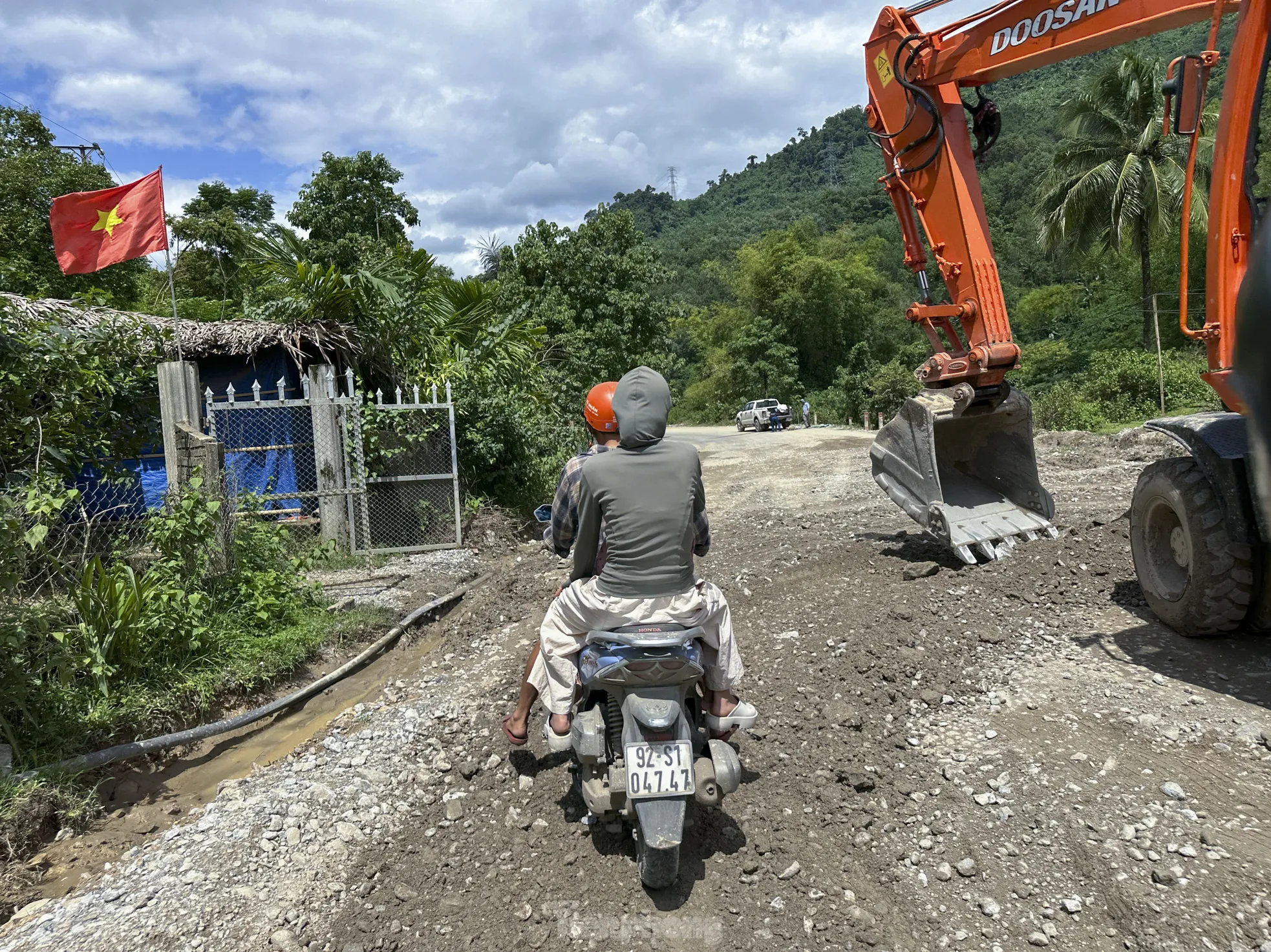 Cận cảnh tuyến đường 'đau khổ' với người dân vùng núi Đà Nẵng- Ảnh 11. Cận cảnh tuyến đường 'đau khổ' với người dân vùng núi Đà Nẵng- Ảnh 11.