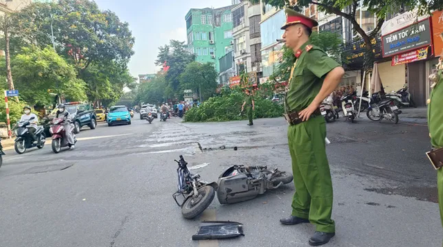 Vụ ô tô đâm liên hoàn 10 xe máy trên phố Hà Nội: Danh tính nữ tài xế- Ảnh 2.