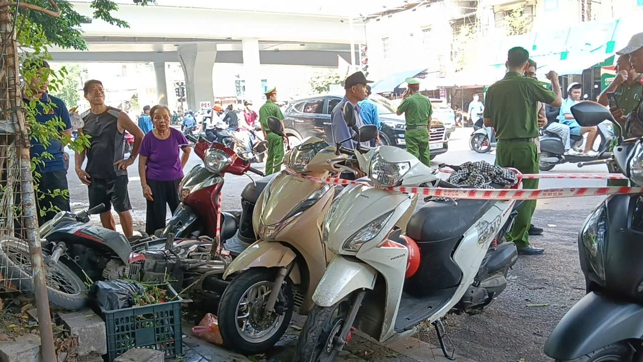 Hiện trường vụ nữ tài xế ô tô tông hàng loạt xe máy trên phố Hà Nội, nhân chứng kể lại khoảnh khắc kinh hoàng- Ảnh 5. Hiện trường vụ nữ tài xế ô tô tông hàng loạt xe máy trên phố Hà Nội, nhân chứng kể lại khoảnh khắc kinh hoàng- Ảnh 5.