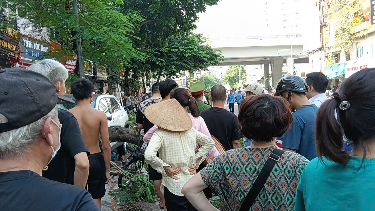 Hiện trường vụ nữ tài xế ô tô tông hàng loạt xe máy trên phố Hà Nội, nhân chứng kể lại khoảnh khắc kinh hoàng- Ảnh 6. Hiện trường vụ nữ tài xế ô tô tông hàng loạt xe máy trên phố Hà Nội, nhân chứng kể lại khoảnh khắc kinh hoàng- Ảnh 6.