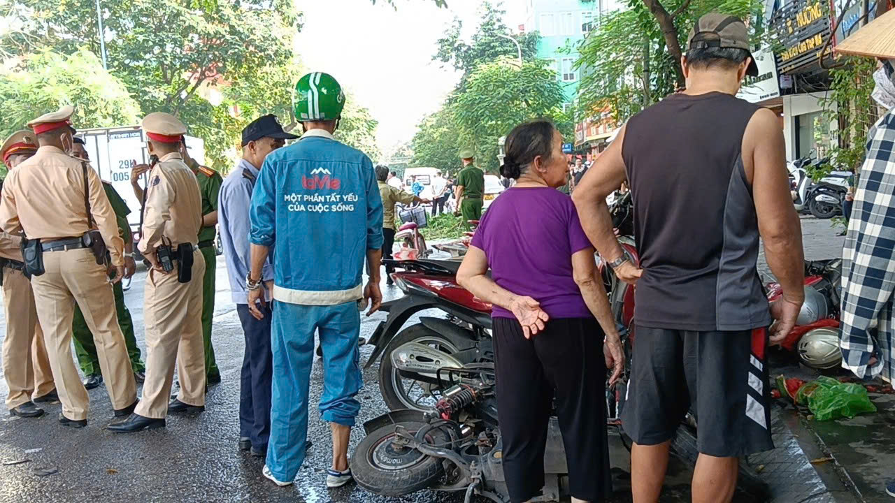 Hiện trường vụ nữ tài xế ô tô tông hàng loạt xe máy trên phố Hà Nội, nhân chứng kể lại khoảnh khắc kinh hoàng- Ảnh 1. Hiện trường vụ nữ tài xế ô tô tông hàng loạt xe máy trên phố Hà Nội, nhân chứng kể lại khoảnh khắc kinh hoàng- Ảnh 1.