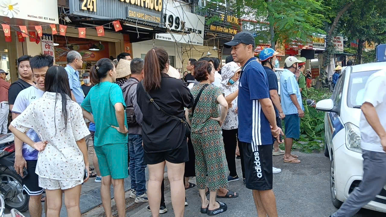 Hiện trường vụ nữ tài xế ô tô tông hàng loạt xe máy trên phố Hà Nội, nhân chứng kể lại khoảnh khắc kinh hoàng- Ảnh 9. Hiện trường vụ nữ tài xế ô tô tông hàng loạt xe máy trên phố Hà Nội, nhân chứng kể lại khoảnh khắc kinh hoàng- Ảnh 9.