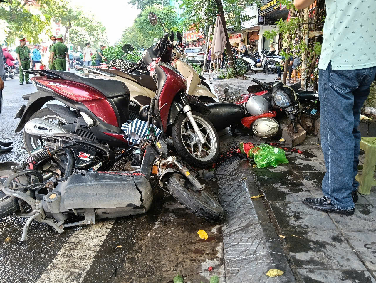 Hiện trường vụ nữ tài xế ô tô tông hàng loạt xe máy trên phố Hà Nội, nhân chứng kể lại khoảnh khắc kinh hoàng- Ảnh 2. Hiện trường vụ nữ tài xế ô tô tông hàng loạt xe máy trên phố Hà Nội, nhân chứng kể lại khoảnh khắc kinh hoàng- Ảnh 2.
