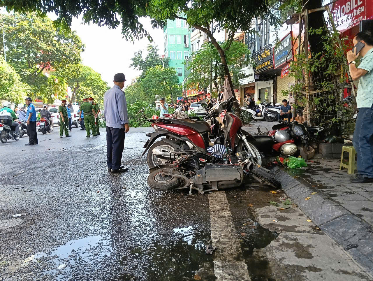 Hiện trường vụ nữ tài xế ô tô tông hàng loạt xe máy trên phố Hà Nội, nhân chứng kể lại khoảnh khắc kinh hoàng- Ảnh 3. Hiện trường vụ nữ tài xế ô tô tông hàng loạt xe máy trên phố Hà Nội, nhân chứng kể lại khoảnh khắc kinh hoàng- Ảnh 3.