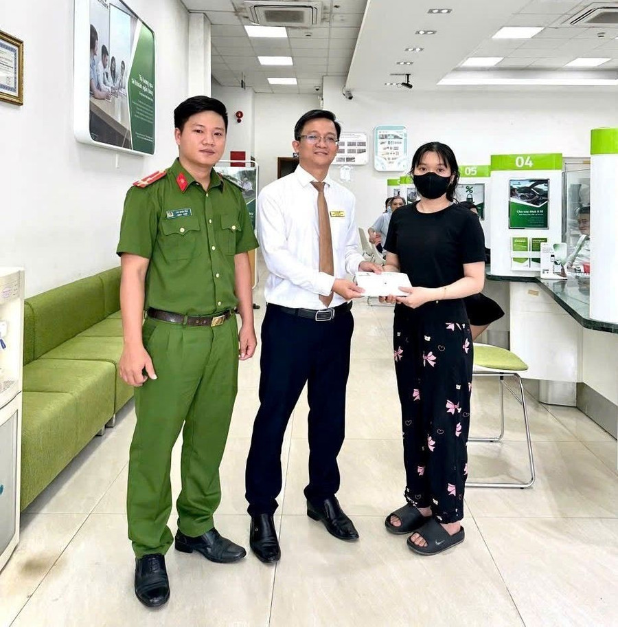Cô gái 2002 đến PGD Vietcombank chuyển 40 triệu đồng vào tài khoản của chính mình: Công an yêu cầu làm việc gấp, buộc huỷ giao dịch- Ảnh 1.