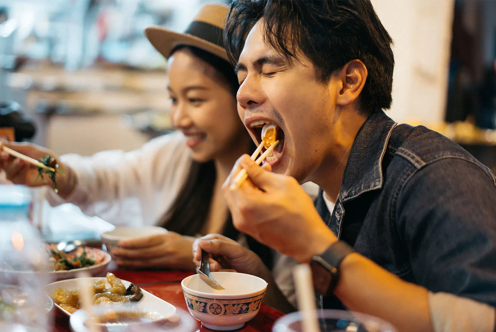 Người có EQ thấp thường có 4 thói quen này trên bàn ăn: Nếu bạn không có thì xin chúc mừng- Ảnh 1. Người có EQ thấp thường có 4 thói quen này trên bàn ăn: Nếu bạn không có thì xin chúc mừng- Ảnh 1.