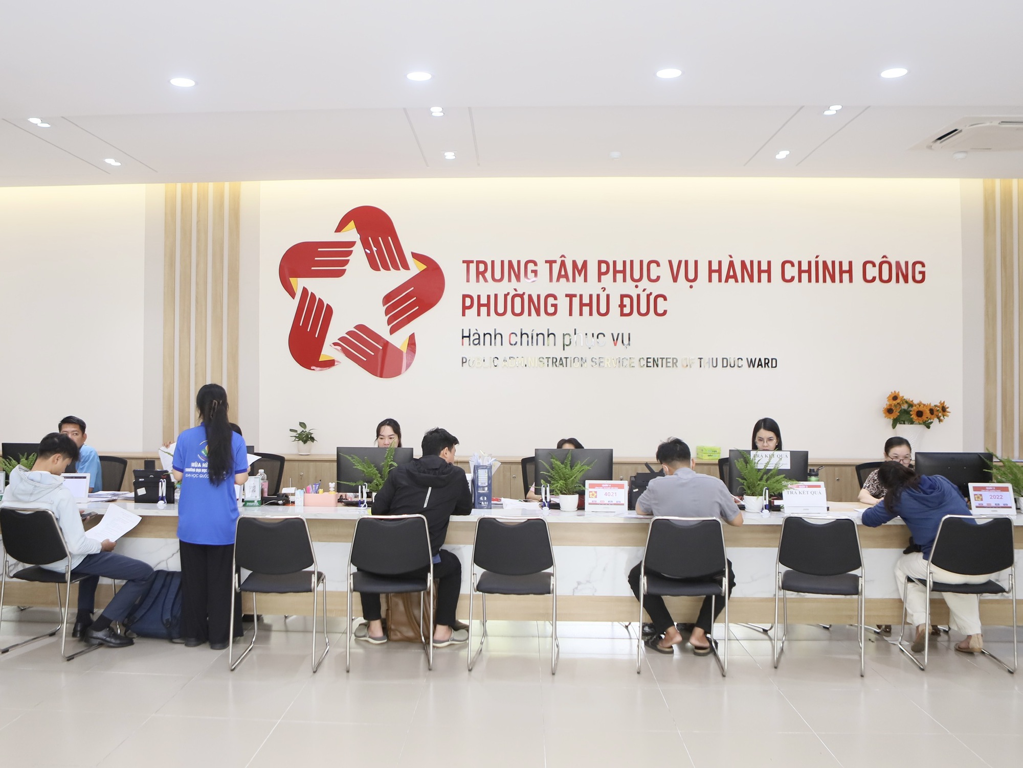 TP HCM: Cận cảnh nơi làm thủ tục hành chính đầu tiên có robot tiếp dân sau một tháng vận hành- Ảnh 1. TP HCM: Cận cảnh nơi làm thủ tục hành chính đầu tiên có robot tiếp dân sau một tháng vận hành- Ảnh 1.
