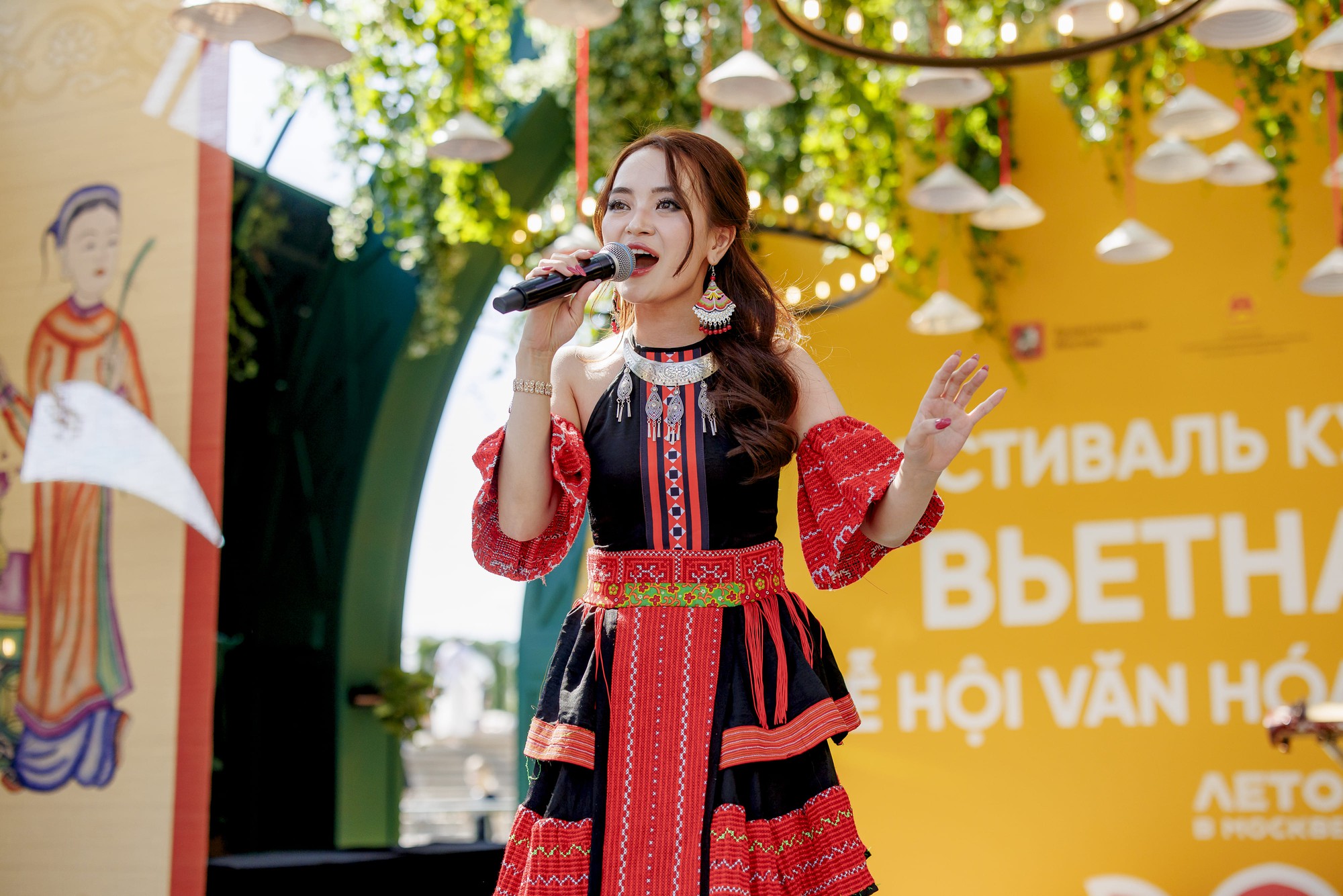 Giới trẻ Việt mang “sắc màu quê hương” với những bài ca, điệu múa đến thủ đô Matxcơva- Ảnh 1. Giới trẻ Việt mang “sắc màu quê hương” với những bài ca, điệu múa đến thủ đô Matxcơva- Ảnh 1.