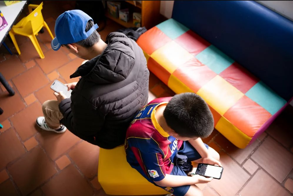 Lạm dụng AI, học sinh một quốc gia ngày càng học kém: ChatGPT, Gemini biến trẻ em vùng quê thành những kẻ lười suy nghĩ, phụ thuộc vào công nghệ- Ảnh 2. Lạm dụng AI, học sinh một quốc gia ngày càng học kém: ChatGPT, Gemini biến trẻ em vùng quê thành những kẻ lười suy nghĩ, phụ thuộc vào công nghệ- Ảnh 2.